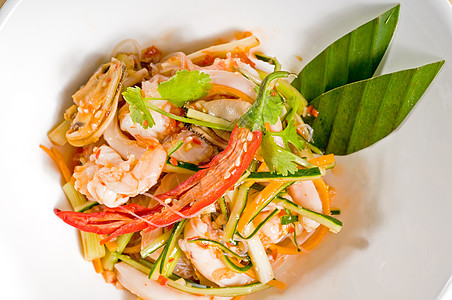 面条制作新鲜海鲜泰式沙拉蔬菜食物营养小吃洋葱盘子香菜贝类宏观胡椒背景
