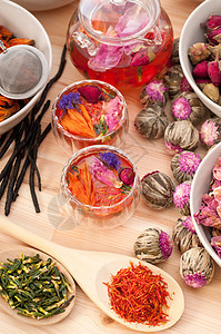 香草天然花卉茶和干花治疗茶点叶子芳香疗法药品杯子玻璃玫瑰饮料图片