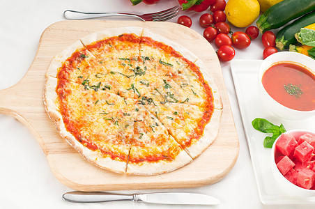 意大利原薄皮比萨美食圆圈西瓜圆形食物餐厅健康红色午餐营养图片