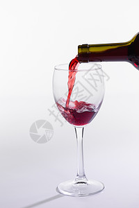 红酒从瓶子倒到白底的大玻璃杯派对反射酒厂飞溅菜单玻璃酒吧海报酒精生活图片