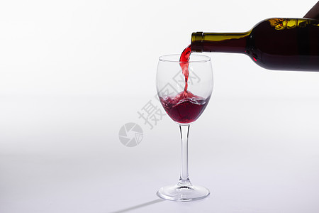 红酒瓶倒在白背景上 有复制空间周年菜单美食玻璃奢华运动环境纪念日玫瑰酒精图片