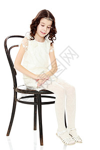 微弱的小舞者站在维也纳老椅子旁边童年孩子工作室白色婴儿头发背景图片