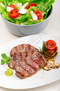 烧烤的神户米亚扎基牛肉盘子午餐草药香料炙烤奶牛蔬菜美食食物沙拉图片
