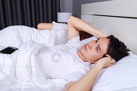 愤怒的丈夫挡住他的耳朵 不让妻子在卧室打呼噜的噪音夫妻女士压力枕头时间挫折苏醒呼吸暂停宿醉打鼾图片