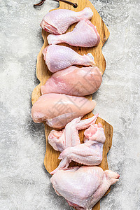 切削板上原生未烹制的鸡肉 灰色背景美食厨房胸部屠夫营养饮食家禽白色木板鸡腿图片