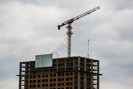 建筑工地 配有混凝土 钢铁和起重吊车设备对角线两极蓝色进步框架格子工作房子财产工程图片