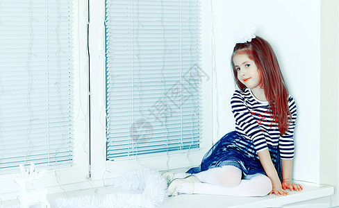 坐在窗边的可怜小女孩白色女孩创造力窗台房子调子快乐头发幸福童年图片