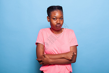 愤怒的非裔美国年轻女性发怒的表情肖像图片