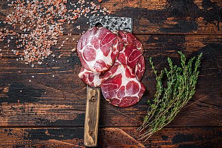 Coppa Capocollo Capicollo 用肉刀割火腿 黑木背景猪肉熟食熏肉香料美味美食熏制乡村食物木板图片