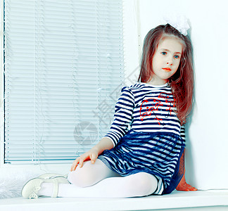 坐在窗边的可怜小女孩幸福房间女孩白色创造力调子童年窗台孩子快乐图片