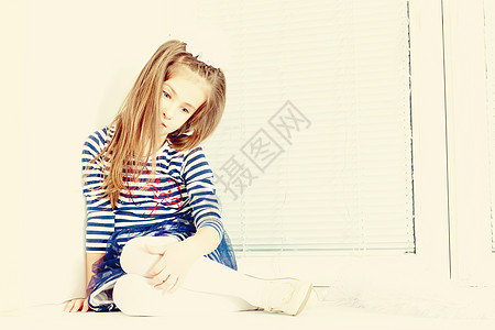 坐在窗边的可怜小女孩白色调子窗台孩子童年房间幸福房子头发创造力图片