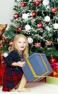 在新年前夕带礼物的小女孩儿盒子黑色喜悦婴儿蛋糕派对童年展示惊喜孩子图片