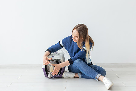 搬家后 正面漂亮的女人和漂亮的灰色苏格兰折耳猫搬进了她的新公寓 乔迁和宠物的概念毛皮女士工作室动物儿子男生猫科伴侣晶须血统图片