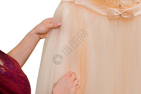 新娘女孩的手抓住或触摸婚纱紧身衣图片