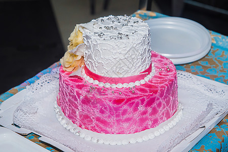 白色和粉红色双层蛋糕 餐盘上装饰食品珍珠图片