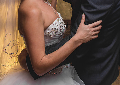 新娘和新郎的舞蹈相互纠结 拥抱婚礼 在婚礼上拥抱庆典婚姻夫妻女士男人新婚夫妇已婚套装裙子图片