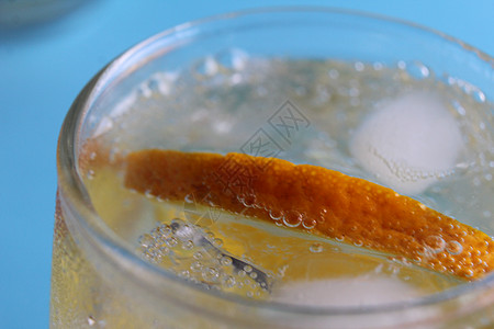 第3步 即刻制作的新鲜柠檬 上面有水冰和水果近视 蓝色背景 暑期清新饮料 热疗养药 在下半年中冷却器饮食食物玻璃冰镇排毒桌子苏打图片