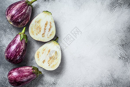 原始紫紫Aubergine或茄子 白背景 顶视图 复制空间图片