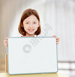 小女孩拿着白色海报广告牌快乐学校女性幼儿园孩子们窗户圆圈广告俱乐部背景图片
