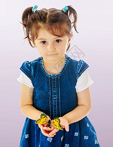 小女孩握在一只大蝴蝶的手里疾病过敏喷嚏紫色组织鼻子女性药品哮喘发烧图片