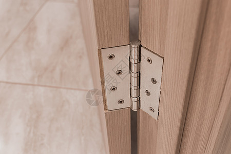 门铰链木制门 打开金属门的锁链 关上背景