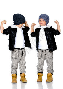 两个穿黑夹克和帽子的小男孩领带男人男性男孩们工作室公园家庭兄弟男生孩子图片