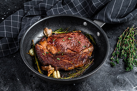 烤肋骨牛排 锅里牛肉肉 黑色背景 顶层风景炙烤牛肉眼睛肋骨香料草本植物鱼片胡椒油炸烧烤图片