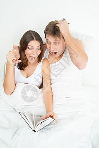 孕妇及其丈夫的阅读书本亲热妻子情感女士男人腹部怀孕母性父亲幸福图片