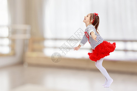 小女孩跳跃微笑窗户快乐头发孩子童年蓝色白色半圆形金发图片