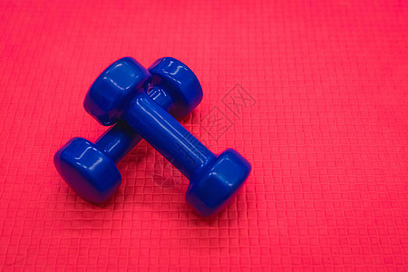 健身房红色地板背景的蓝哑哑铃健身机 健身设备重量装备火车白色力量举重杠铃金属黑色训练建筑健康图片