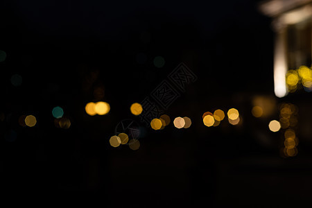 在后院的夜间花园里 咖啡厅灯笼点亮着温暖的光芒 从加兰到外观餐厅大楼的背景布基球上 没有人建筑路灯环境灯泡植物花环街道城市辉光公图片