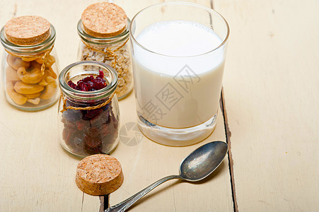 健康早餐早餐成分红色白色营养饮食谷物食物粮食水果勺子美食图片
