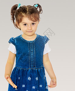 穿蓝裙子的小女孩过敏哮喘鼻子组织孩子药品疾病灰色女性保健3-4岁高清图片素材