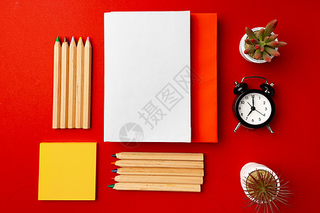 红色泼墨背景使用彩色铅笔和红底花盆打开纸条高架笔记本补给品空白红色作品创造力背景日记教育背景