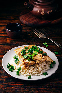 白米 鸡蛋炒鸡和绿洋葱葱片美食饮食茶壶食物盖饭韭葱亲子盘子酱油图片