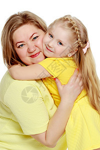 一个快乐的母亲拥抱着她亲爱的女儿女性父母女士工作室幸福成人妈妈姐姐孩子童年图片