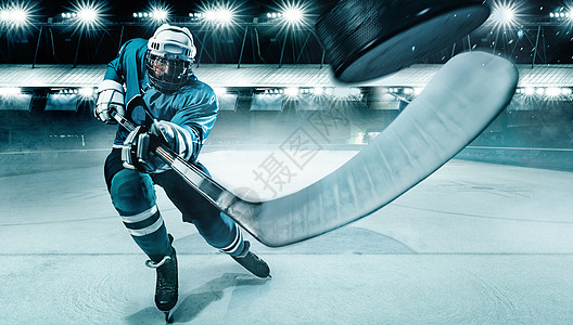 戴头盔的冰球运动员和在体育场用棍子戴手套的拳击手行动男性玩家溜冰场滑冰运动曲棍球优胜者竞赛危险背景图片