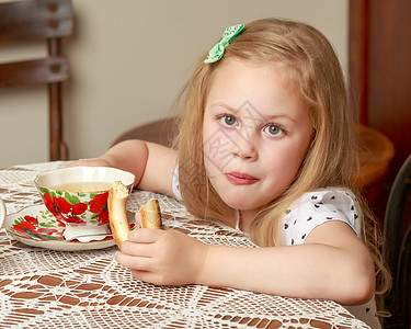 茶杯里小女孩小女孩吃百吉饼烹饪糕点婴儿小吃帽子面粉营养厨房烘烤微笑背景
