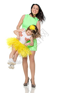 快乐的母亲抱着一个年轻的女儿白色孩子女士成人乐趣家庭微笑父母女性女孩背景图片