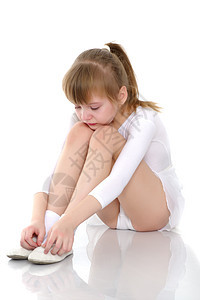 女体操运动员坐在地板上哭泣眼泪悲伤疼痛戏剧性忧郁孤独童年女孩情感悲哀图片