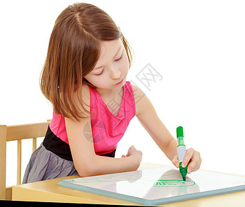 小女孩在桌边画着标码的画微笑孩子乐趣教育童年广告牌快乐铅笔学校喜悦图片
