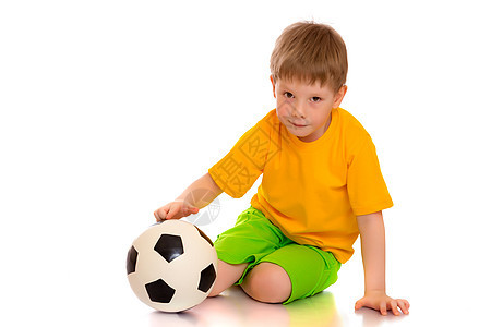 小男孩在玩足球球呢男生行动场地孩子运动员俱乐部训练运动娱乐玩家图片