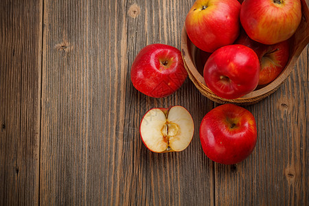 提取红苹果食物圆形桌子红色木头水果营养季节性饮食图片