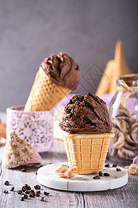 美味巧克力冰淇淋甜甜点图片