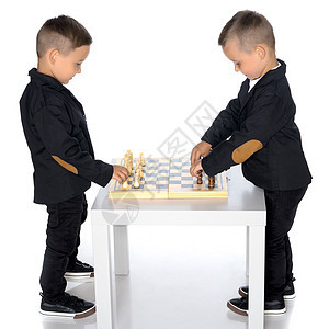 两个小男孩下象棋闲暇男生思考竞赛教育童年兄弟智力游戏乐趣图片