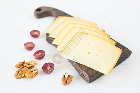 新鲜产品 奶酪切片 葡萄和坚果在生锈的桌上牛奶早餐奶制品小吃粮食杂货店美食美味农民营养图片