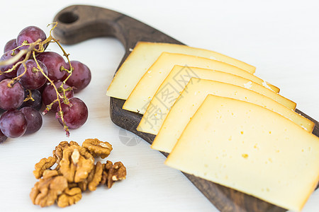 新鲜产品 奶酪切片 葡萄和坚果在生锈的桌上小吃饮食农民早餐美食团体营养模具牛奶粮食图片