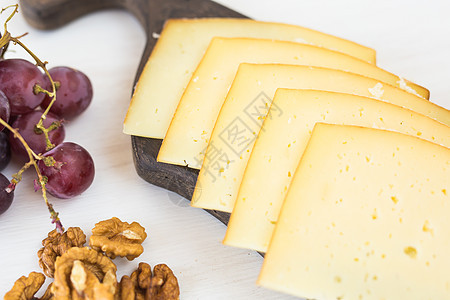 新鲜产品 奶酪切片 葡萄和坚果在生锈的桌上小吃农民牛奶美味早餐酸奶饮食美食粮食玻璃图片