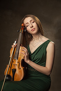 美丽的年轻女士 在黑色上拉小提琴女孩学生演员成人艺术家细绳中提琴娱乐协奏曲学校图片