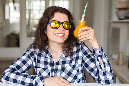 饮食 健康生活方式和戒毒概念     身戴太阳镜的年轻女子 瓶装橙汁 看起来像灯闲暇衣服女士水果橙子口渴房间液体养分果汁图片